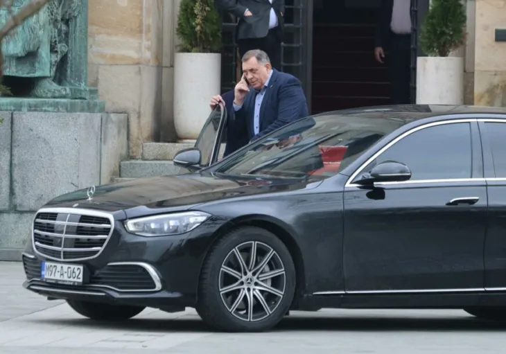 Milorad Dodik limuzina auto telefon foto S Pasalic ringier 2 872x610