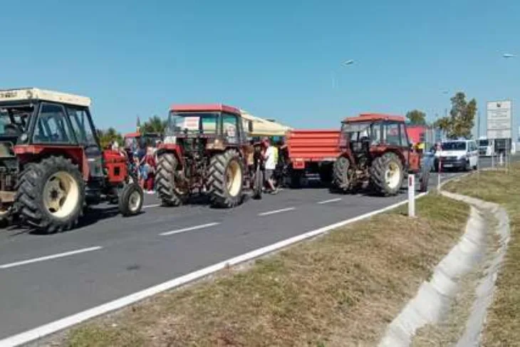 Traktori poljoprivrednici granicni prijelaz 1 427x285 1