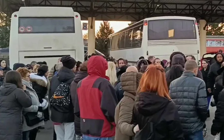 Autobusi odlazak ljudi guzva