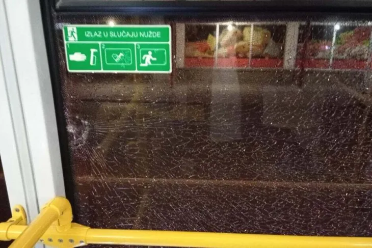 Razbijeno staklo na novom trolejbusu 1