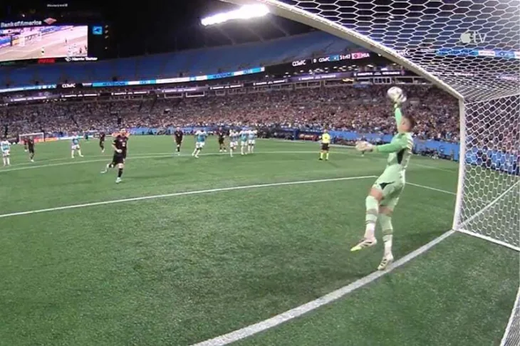 Lionel Messi  Kristijan Kahlina Hrvatski golman uhvatio Messijevu panenku