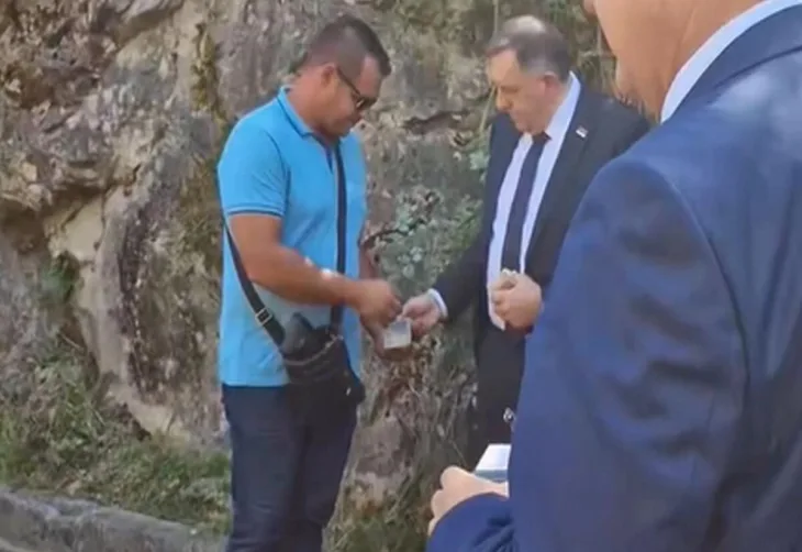 Milorad Dodik na gradilistu dijelio novac bileca