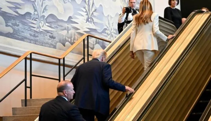 donald Trump i njegova supruga Melania penju se stepenicama