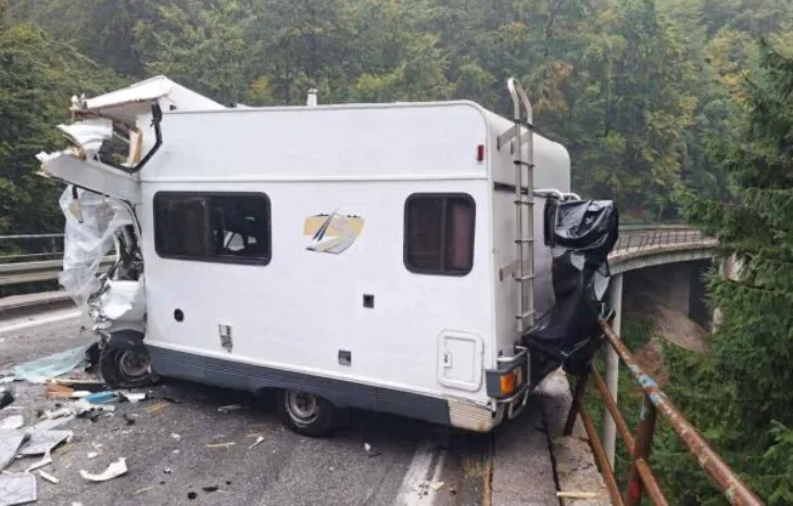 Travnik nesreća kampera i kamiona