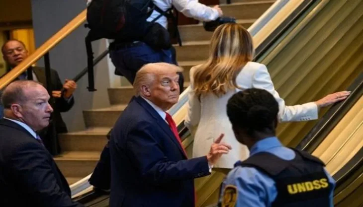 Donald Trump i njegova supruga Melania uspinju se stepenicama
