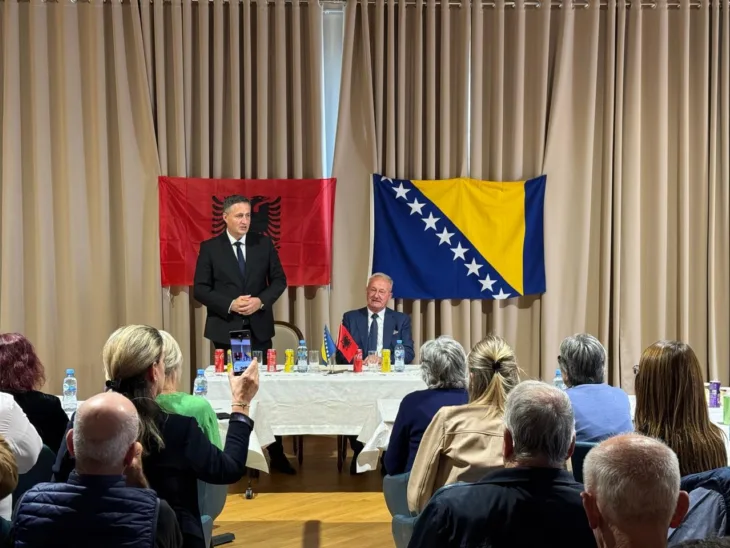 Denis Becirovic  s Bošnjacima Albanije
