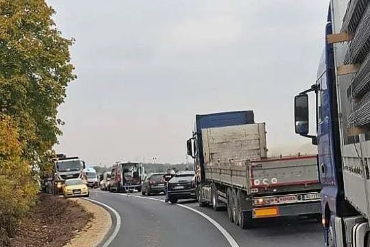 Srbija Sremska Mitrovica Prevrnuo se autobus