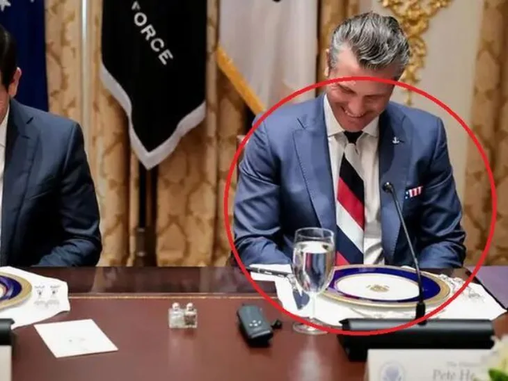 Pete Hegseth  došao u kravati boja Rusije