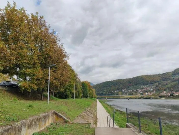 Zatvorenici KPZ Sarajevo cistili korito rijeke Drine