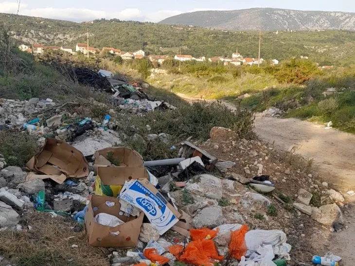 Smece stolac 2