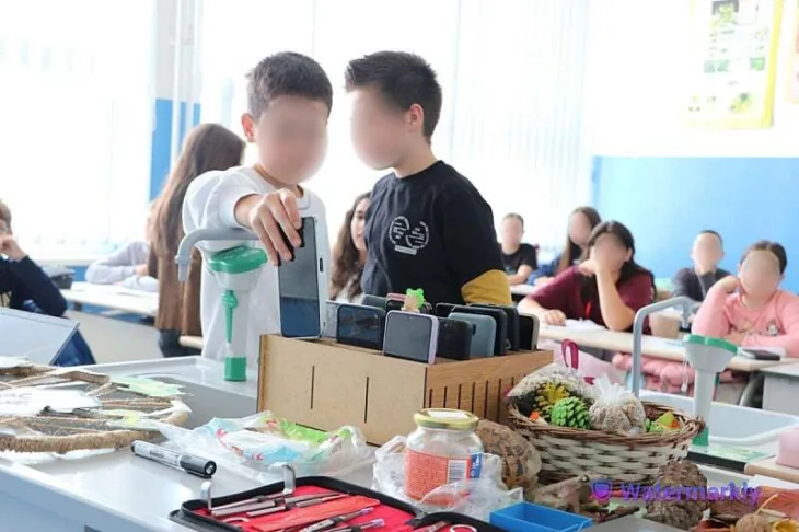 Naida Hota Muminovic je objavila fotografiju jedne od skola na kojoj su prikazana djeca koja odlazu mobitele tokom nastave