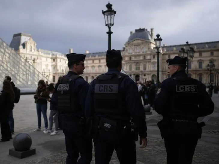 Louvre pariz policija