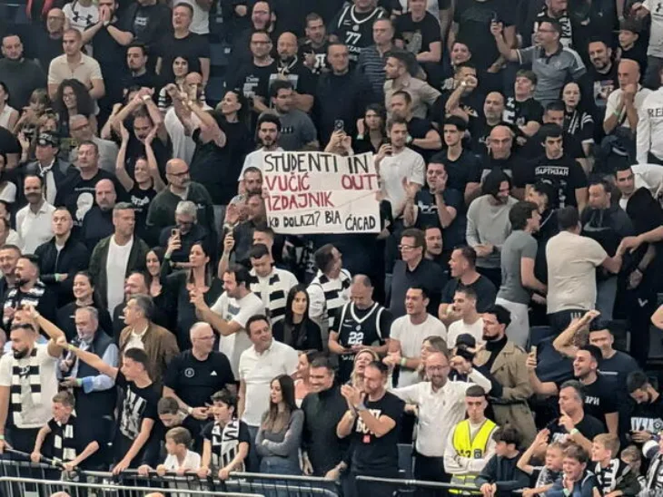 Navijacu Partizana koji je digao transparent protiv Vucica oduzeta sezonska ulaznica