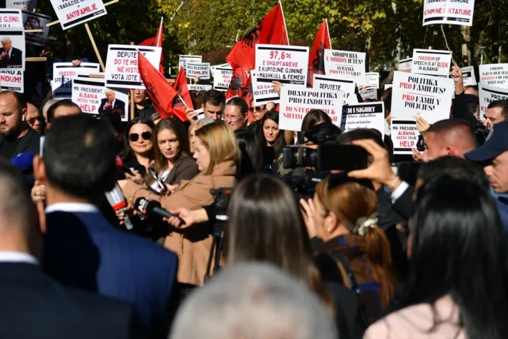 Protest u Tirani protiv zakona o rodnoj ravnopravnosti AA