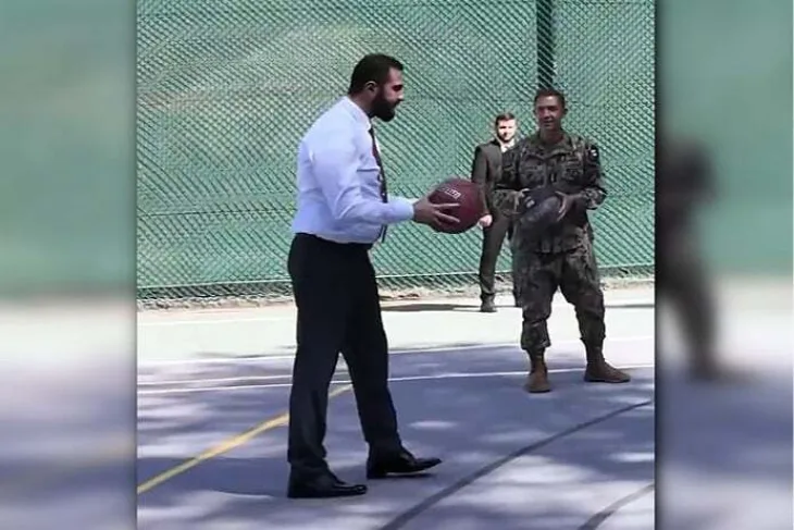 Ahmed al Sharaa Sirijski lider u partiji basketa sa američkim generalima