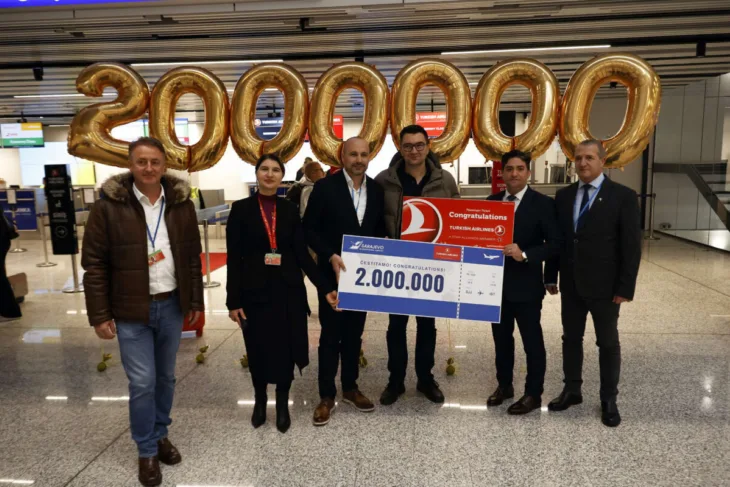Aerodrom Sarajevo docekao dvomilionitog putnika Kemal Sanjta nagraden povratnom kartom u Business klasi