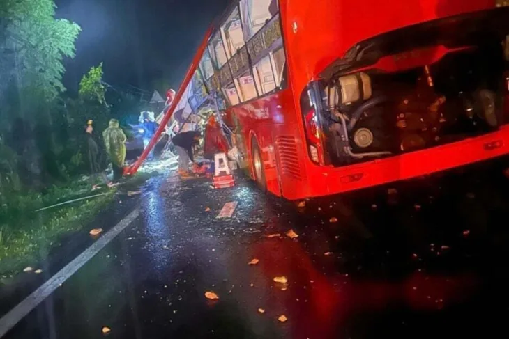 Kamenje zatrpalo autobus u Vijetnam
