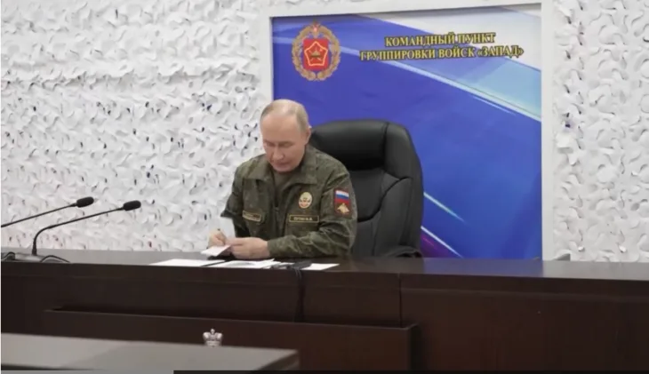 Vladimir Putin u vojnoj uniformi obisao komandni centar ruske vojske 1