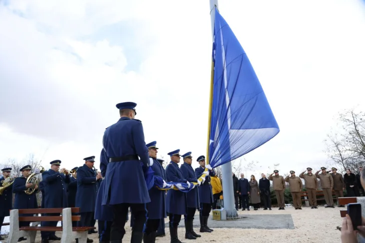 Na brdu Hum zavijorila se zastava Bi H povodom Dan drzavnosti