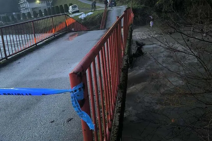Fojnica Urusio se most u mjestu Plocari Polje koji vodi prema selu Stari Plocari