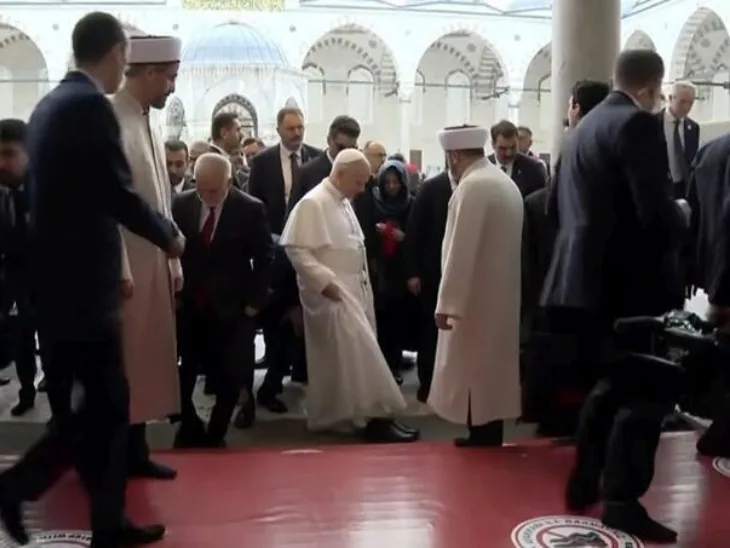 Papa Lav skinuo cipele pred ulazak u dzamiju i tako pokazao postovanje