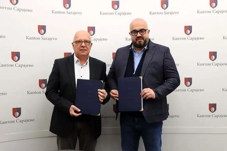 Predstavnik kompanije Sejari i Adnan Steta poslije potpisivanja ugovora o nabavci