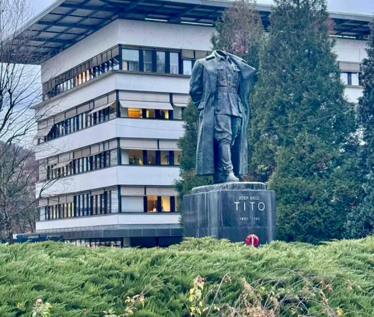 Tito spomenik glava