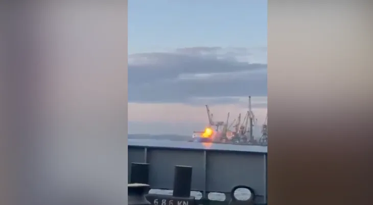 Snimak ruskog drona koji napada turski brod u luci Odesa