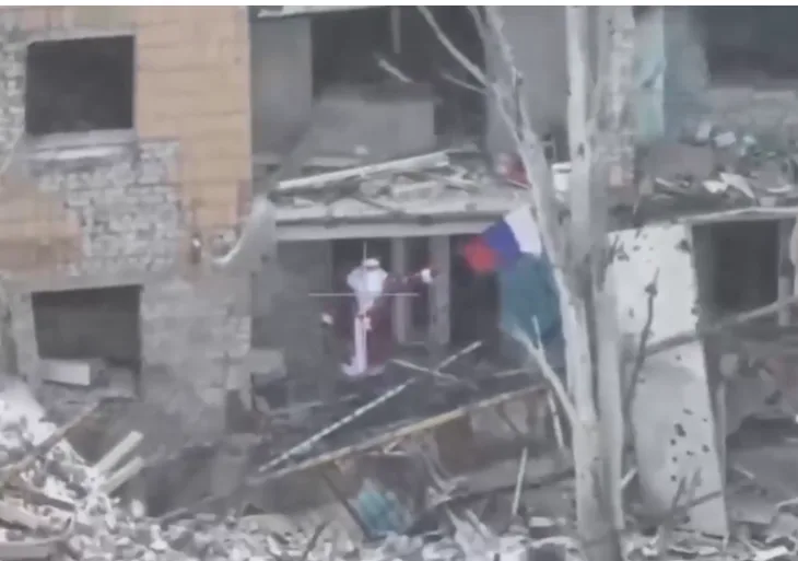 Rat u Ukrajini Borac odjeven kao Djeda Mraz u centru Myrnohrada