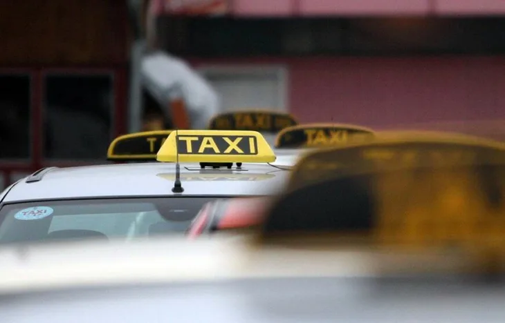 Taksi taxi 872x559