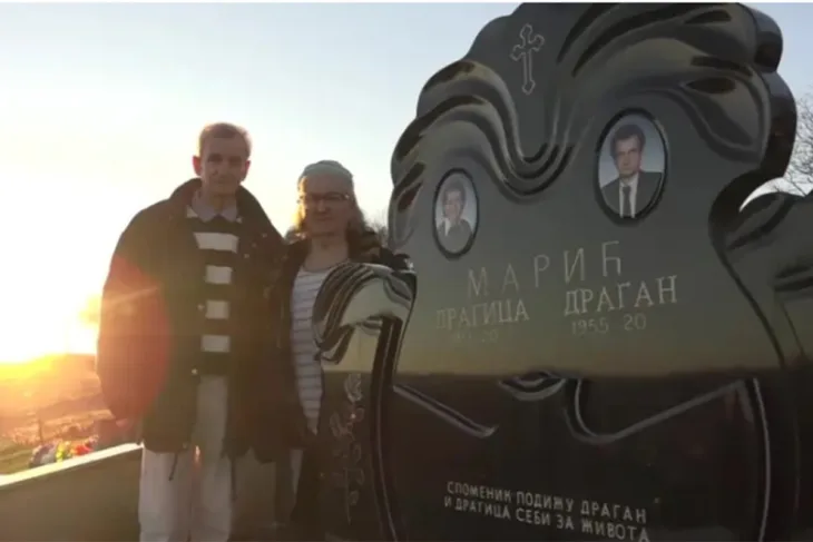 Derventa Bracni par organizovao sahranu dok su zivi