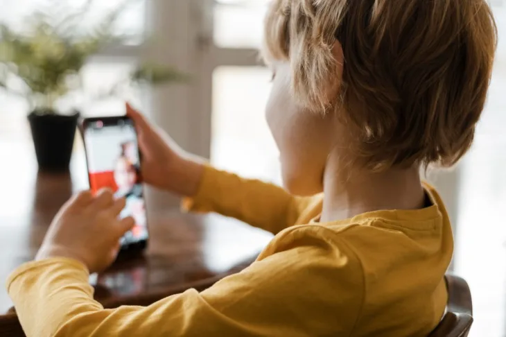 Dijete telefon 1751706966