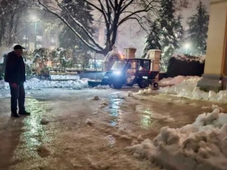 CZ ocistila dvoriste Saborne crkve uoci Badnje veceri