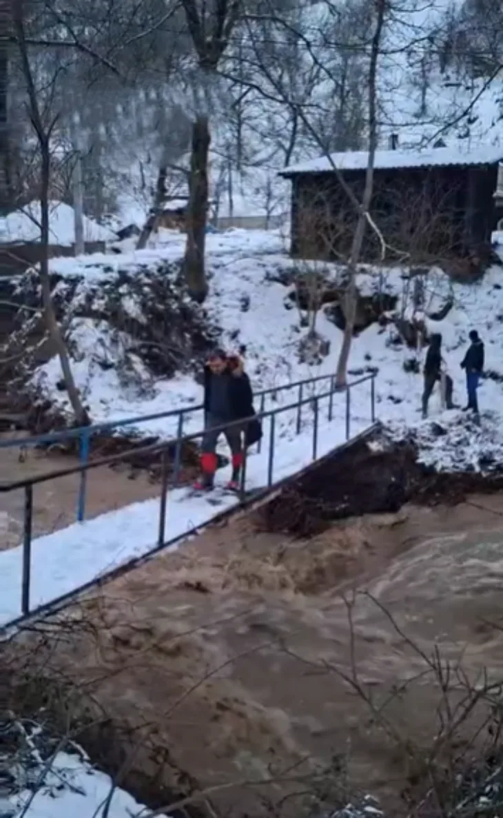 Ustikolina Postavljen improvizovani most prema selu Mihovici kod Ustikoline
