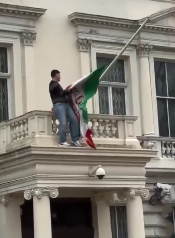 Iran Velika Britanija Demonstrant skinuo zastavu s iranske ambasade u Londonu