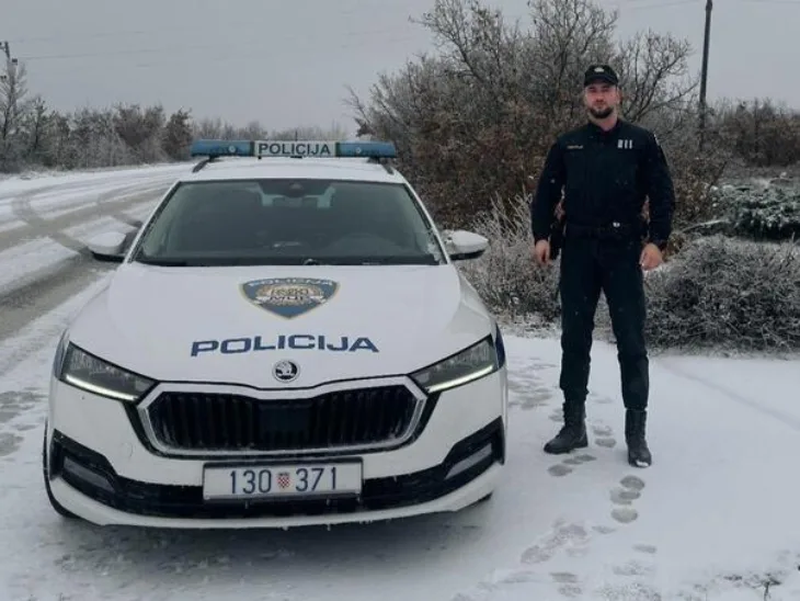 Policija hrvatska Policajac zaludio Hrvatice
