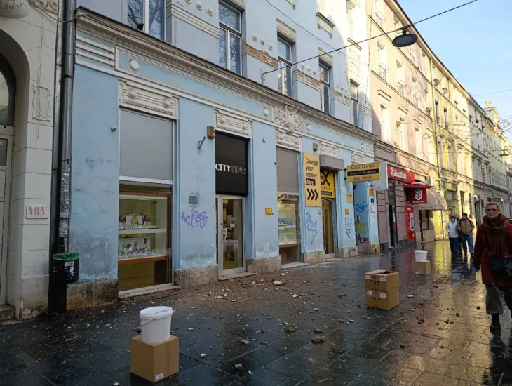 Obrusila se fasada sa zgrade u sarajevskoj ulici Ferhadija 01
