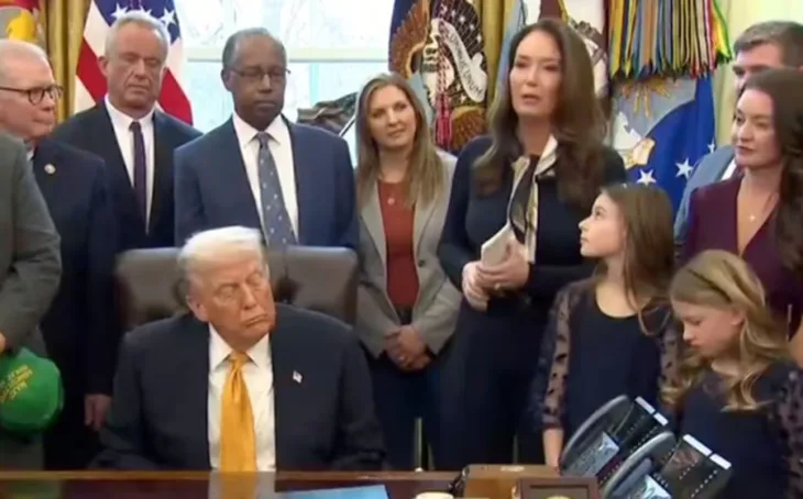 Donald Trump 01 zaspao u Ovalnom kabinetu