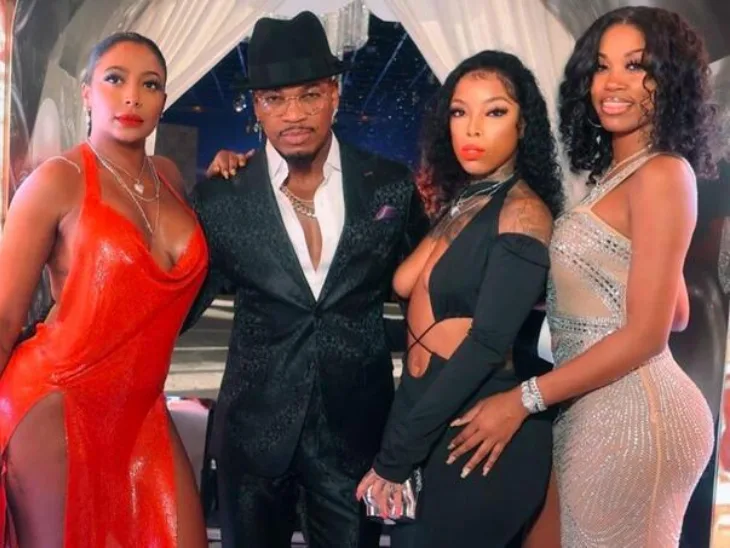 Ne Yo Pjevač u vezi s tri žene