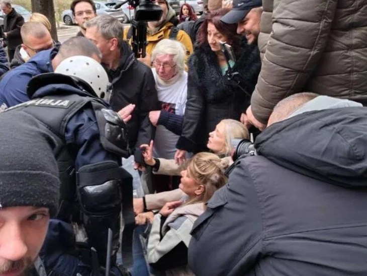 Srbija novinari napad