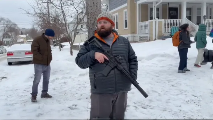 SAD Gradani s puskama patroliraju gradovima zbog Trumpovih agenata