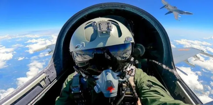 Kina tajvan Kineski borbeni avioni lete iznad Tajvana