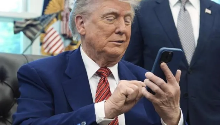 Donald Trump Trump pretražuje svoj telefon