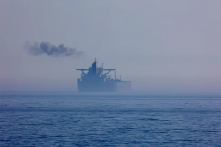 Ruski ratni brod u sjeni blizu Sassnitza Njemacka april 2025