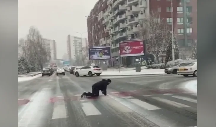 Skoplje Muskarac u Skoplju zbog poledice puzao preko pjesackog prelaza