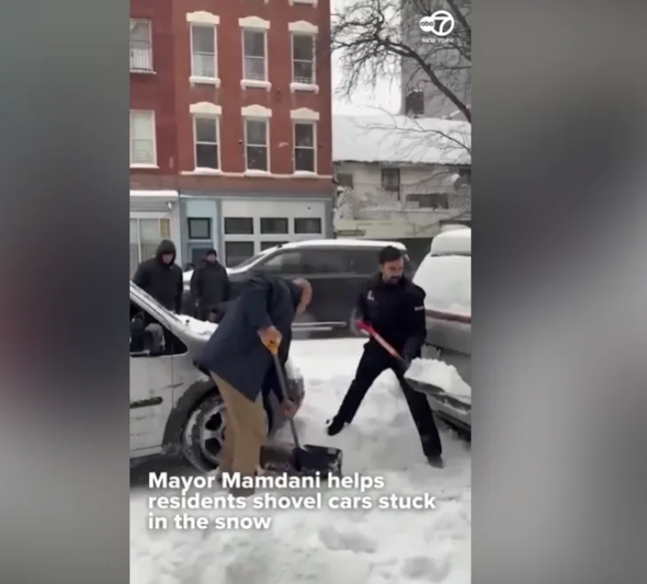 New York Zohran Mamdani cisti snijeg 1