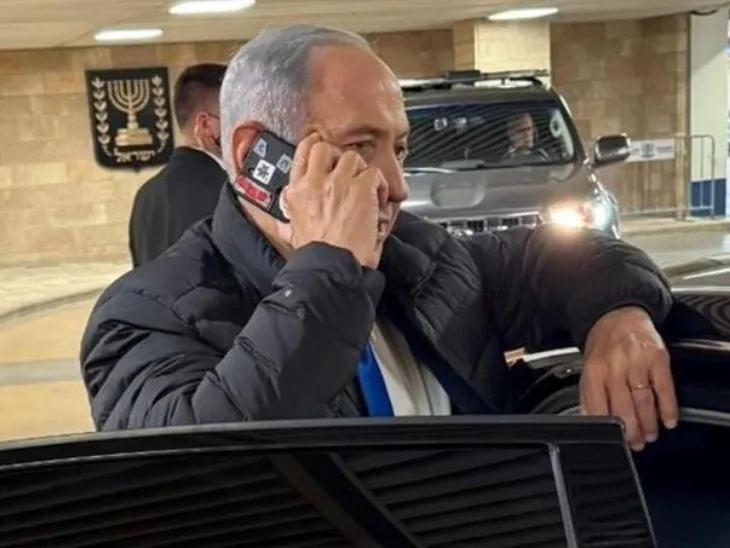 Benjamin Netanyahu Trakom zalijepio kameru