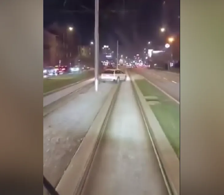 Vozaci voze tramvajskim sinama nakon udesa