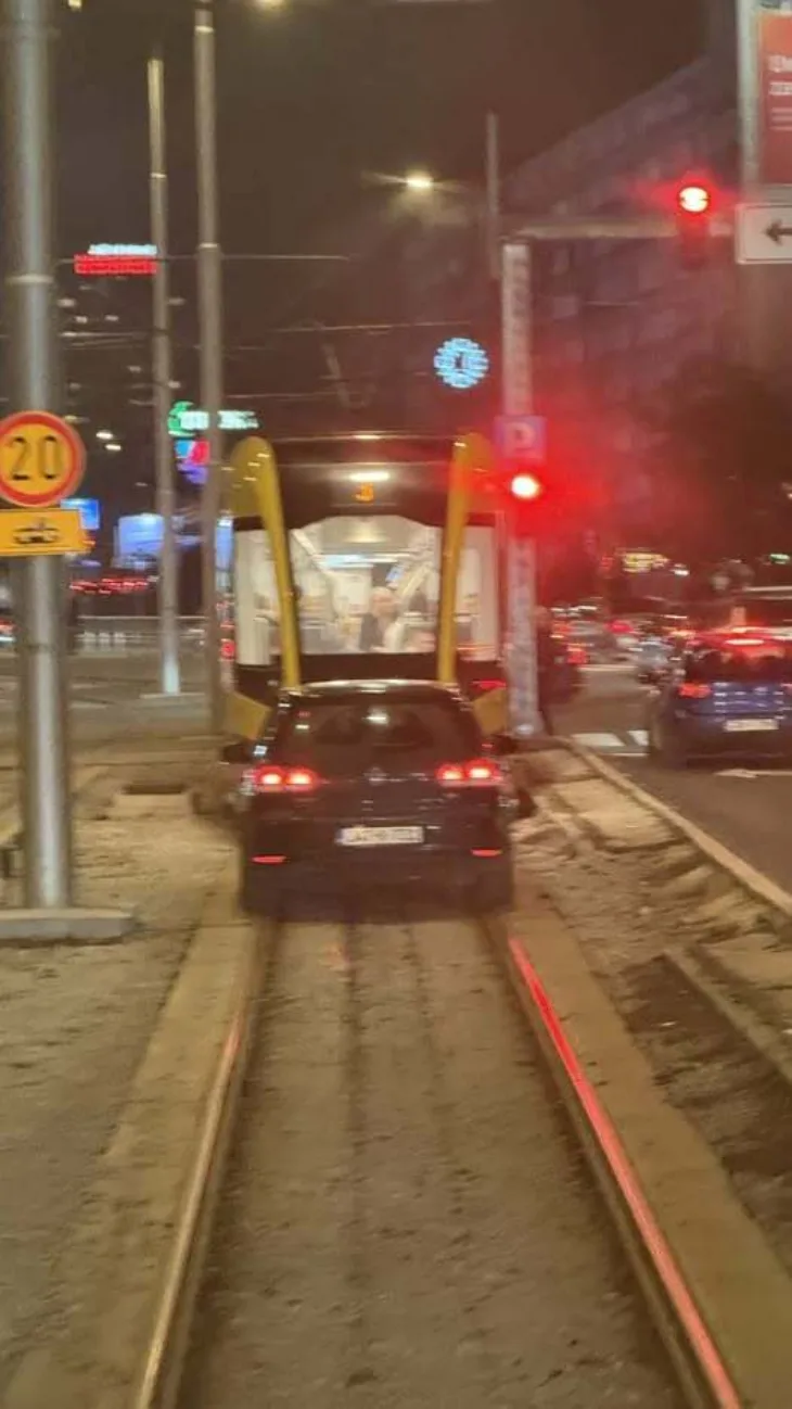 Vozaci voze tramvajskim sinama nakon udesa 1