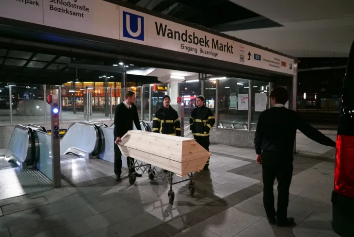 Njemacka Hamburg Muskarac povukao zenu pred voz podzemne zeljeznice